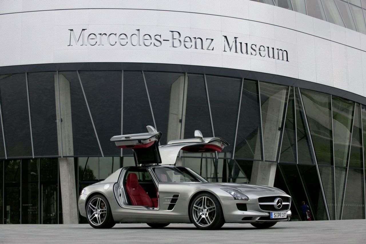 Mercedes SLS AMG Gullwing лети