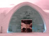 Хотел учи посетители да правят ледени скулптури